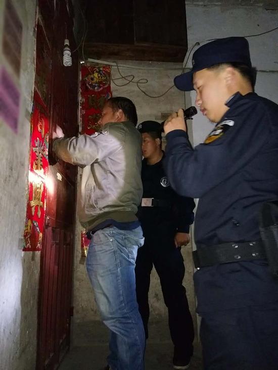 岩架镇粗心妈妈误将幼女锁家中 