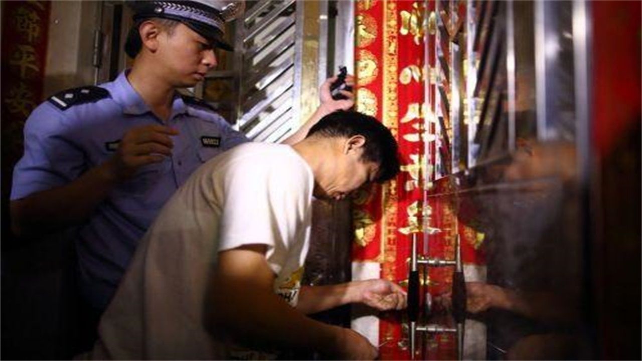 岩架镇请开锁师傅开了锁后，师傅